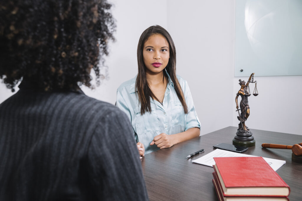 A lawyer talking to a forensic psychologist