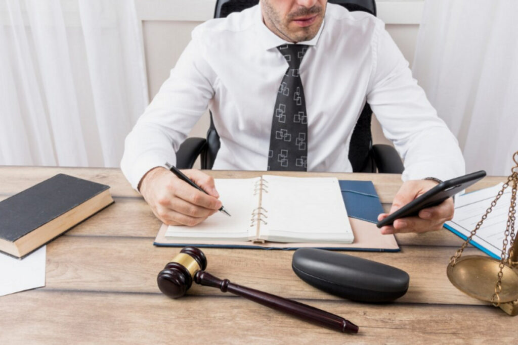 A forensic psychologist working in the justice department