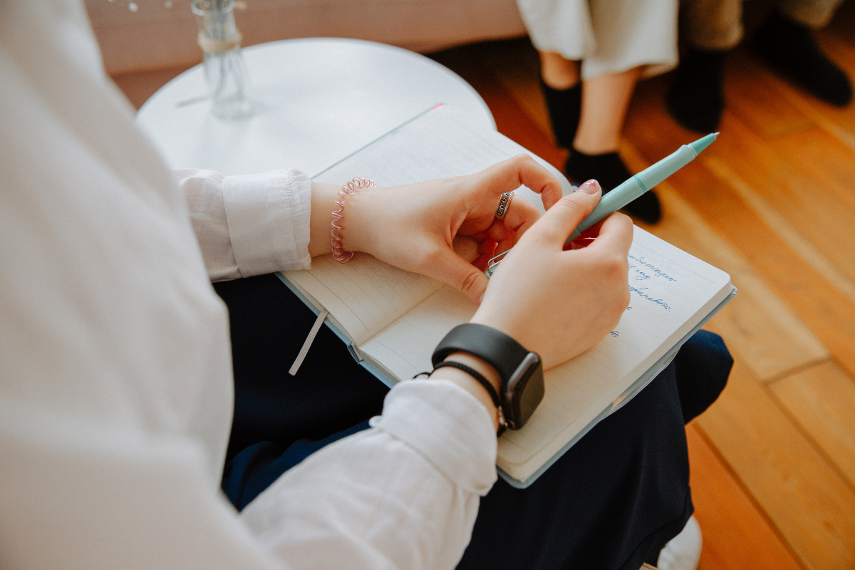 Forensic Psychologist speaking with a client