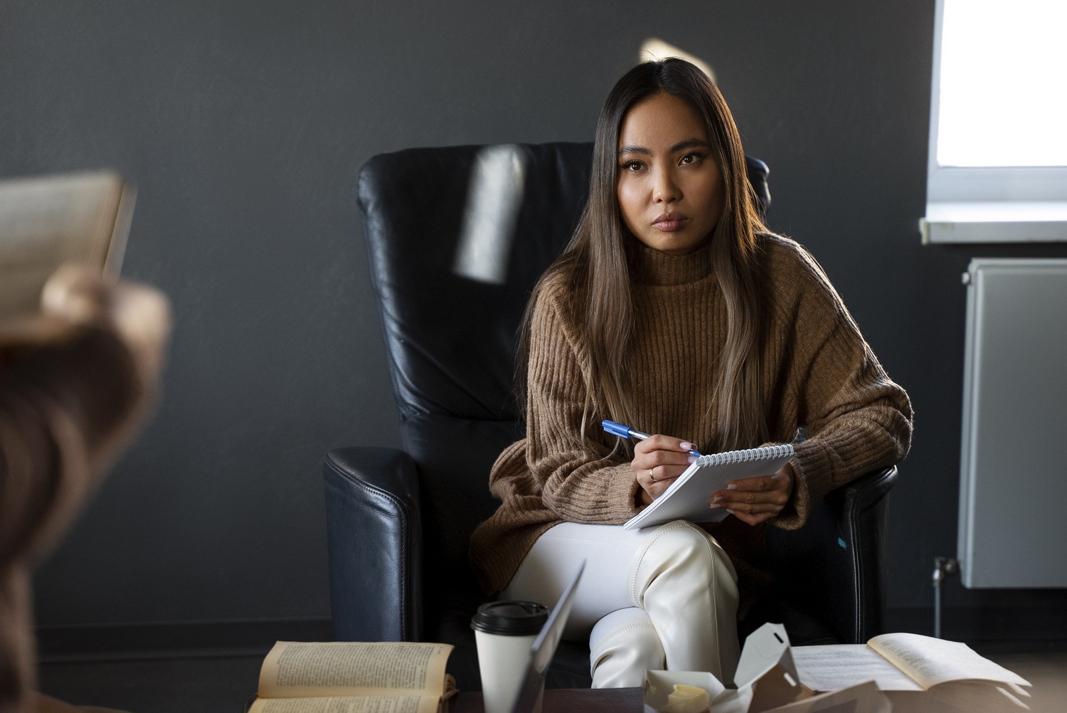 A forensic psychologist talking to a client.